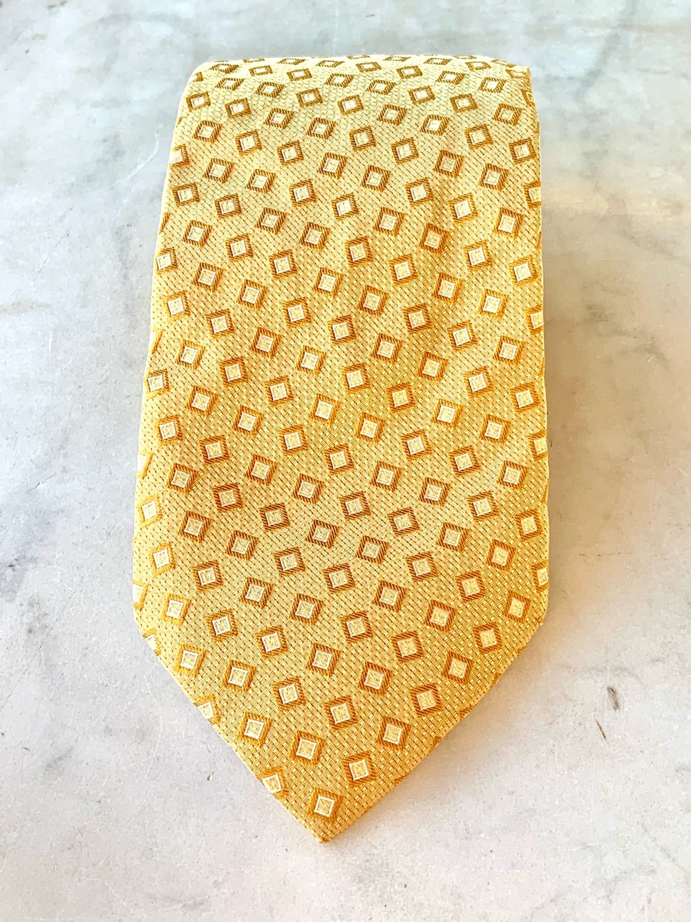 SALVATORE FERRAGAMO GOLD DIAMOND CUBE SILK JACARD TIE MENS VINTAGE ITALY